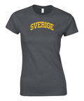 Sportig gul text med ordet Sverige på mörkgrå t-shirt