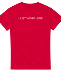 Röd t-shirt med humoristiskt statement-tryck I Just Work Here