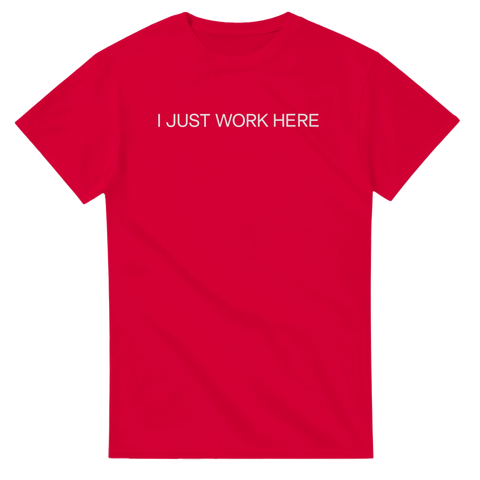 Röd t-shirt med humoristiskt statement-tryck I Just Work Here