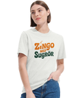 Kvinna bär en vit t-shirt med nostalgiskt och färgglatt retromotiv