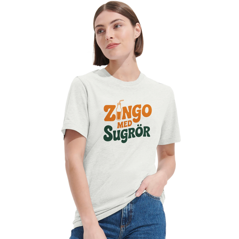 Kvinna bär en vit t-shirt med nostalgiskt och färgglatt retromotiv