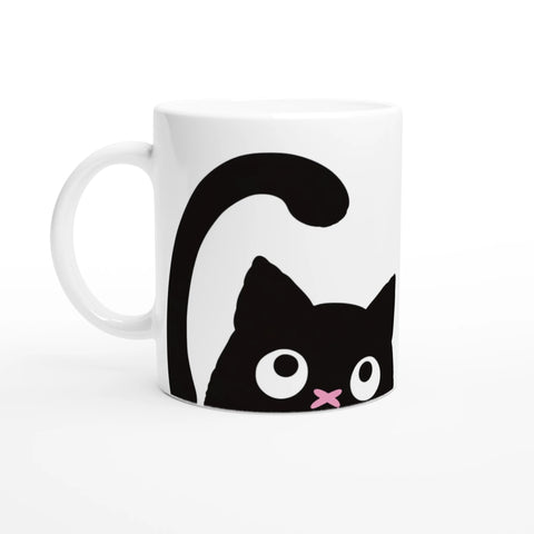 Svart katt med stora ögon och rosa nos kikar fram.