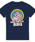 Mörkblå t-shirt med humoristiskt BBQ-motiv och texten Dags för lite BBQ