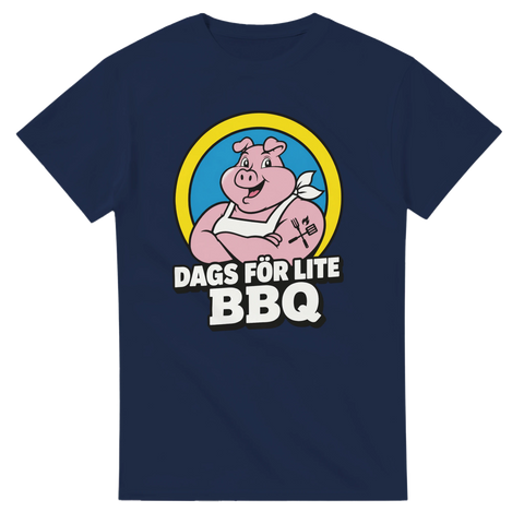 Mörkblå t-shirt med humoristiskt BBQ-motiv och texten Dags för lite BBQ