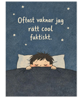 Illustration av ett barn som sover i en säng under en mörkblå stjärnhimmel med texten Oftast vaknar jag rätt cool faktiskt.