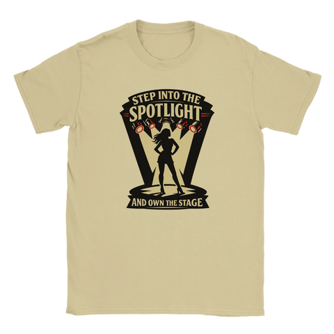 Scen med kvinna i spotlight, text "Step into the spotlight and own the stage" på beige t-shirt.
