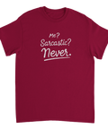 Ironiskt textmotiv Me Sarcastic Never – rolig t-shirt i vinröd färg