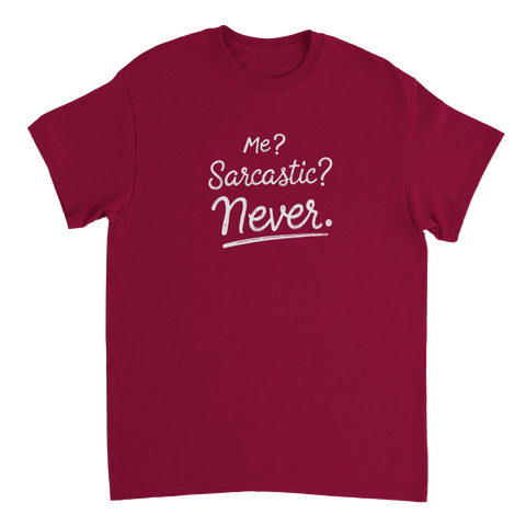Ironiskt textmotiv Me Sarcastic Never – rolig t-shirt i vinröd färg