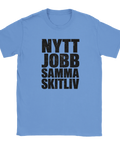 Nytt jobb, samma skitliv" text i sliten stil på ljusblå t-shirt.