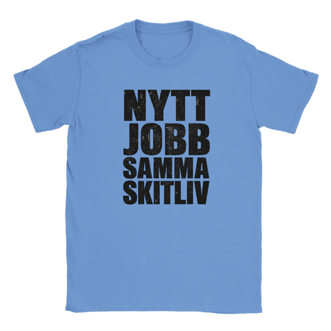 Nytt jobb, samma skitliv" text i sliten stil på ljusblå t-shirt.