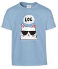 Tecknad vit katt med svarta solglasögon, rosa nos, "LOL" i pratbubbla på ljusblå barn-t-shirt.