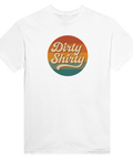 Retro "Dirty Shirty" text i beige med skugga på solnedgångsfärgad cirkel, vit t-shirt.