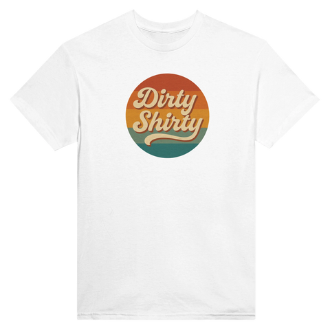 Retro "Dirty Shirty" text i beige med skugga på solnedgångsfärgad cirkel, vit t-shirt.