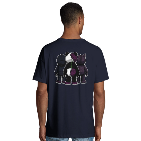 Tecknade leksaksdjur, en panda med exponerad hjärna, på mörkblå ekologisk oversized t-shirt.