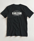 Svart t-shirt med texten Karlsson – A Family of Originals, liggande plant