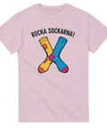 Illustration av olikfärgade strumpor i kors med texten Rocka Sockarna på rosa t-shirt