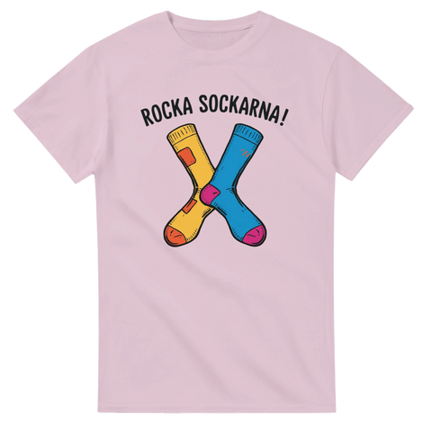 Illustration av olikfärgade strumpor i kors med texten Rocka Sockarna på rosa t-shirt