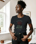 Kvinna bär t-shirt med konstnärligt blommotiv och textdesign