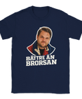 Porträtt av man i röd-blå halsduk med text "BÄTTRE ÄN BRORSAN" på marinblå t-shirt.