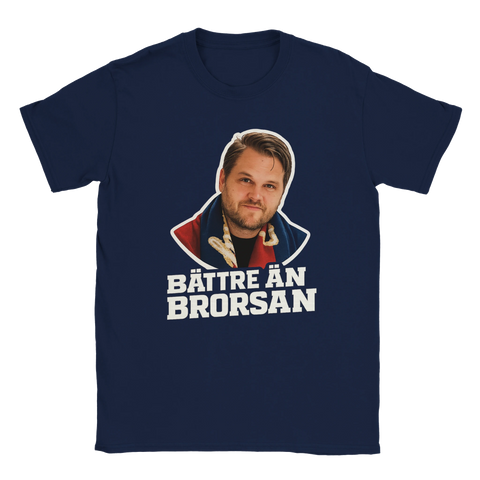 Porträtt av man i röd-blå halsduk med text "BÄTTRE ÄN BRORSAN" på marinblå t-shirt.