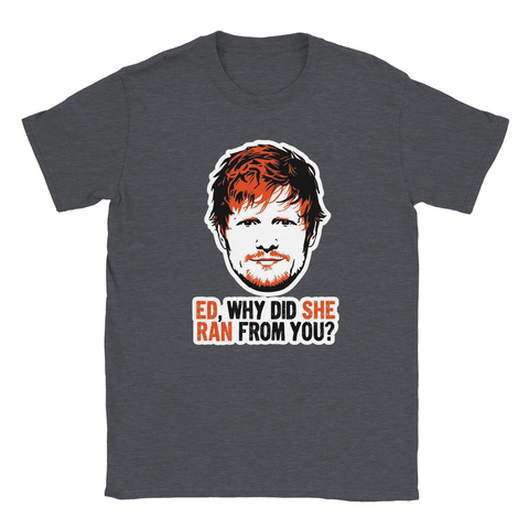 Ed Sheeran-porträtt med text "ED, WHY DID SHE RAN FROM YOU?" på mörkgrå t-shirt, pop-art.
