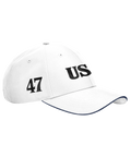 Vit baseballkeps med svart text "US" och siffran "47", marinblå kant på skärmen.