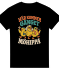 T-shirt with three partying chickens and the Swedish text “Här kommer gänget – Möhippa”