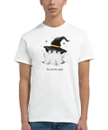 Man i vit t-shirt med grafiskt tryck av ett snällt spöke