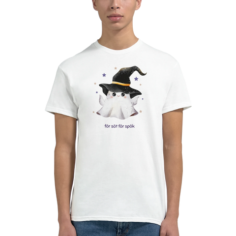 Man i vit t-shirt med grafiskt tryck av ett snällt spöke