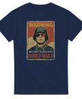 Retro poster med soldat i hjälm, solglasögon, text "WARNING MAY START TALKING ABOUT WORLD WAR II" på marinblå t-shirt.