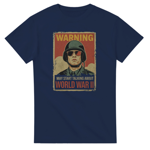 Retro poster med soldat i hjälm, solglasögon, text "WARNING MAY START TALKING ABOUT WORLD WAR II" på marinblå t-shirt.