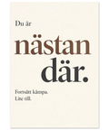 Texten Nästan där på beige bakgrund – minimalistisk typografisk poster