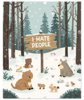 Närbild på en illustrerad träskylt med texten I Hate People i ett vintrigt skogslandskap med snöfall.
