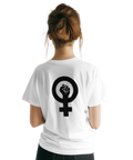 Kvinnosymbol och feministisk knuten näve som ryggtryck – vit t-shirt