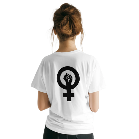Kvinnosymbol och feministisk knuten näve som ryggtryck – vit t-shirt