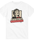 Vit t-shirt med mansporträtt med fluga och texten ”De sa uppför dig. Jag bajsade på deras altan.”