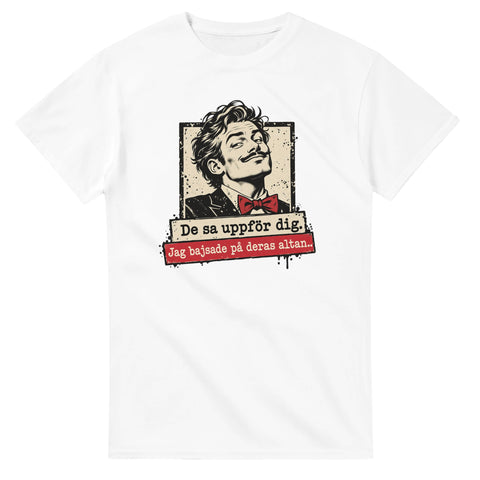 Vit t-shirt med mansporträtt med fluga och texten ”De sa uppför dig. Jag bajsade på deras altan.”