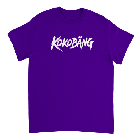 Vit penseldrags-illustration av ordet Kokobäng på en lila t-shirt