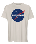 Raketforskare-tryck på beige oversized ekologisk t-shirt med NASA-inspirerad logga i blått, rött och vitt.