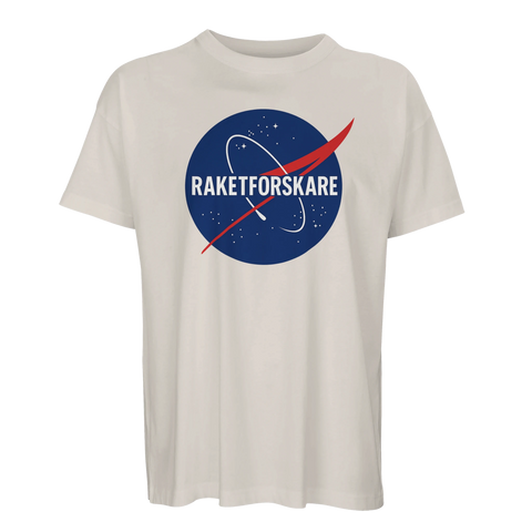 Raketforskare-tryck på beige oversized ekologisk t-shirt med NASA-inspirerad logga i blått, rött och vitt.