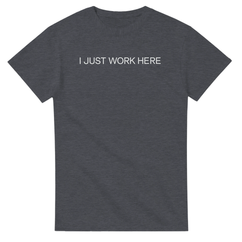 I JUST WORK HERE" texttryck i vitt, minimalistisk stil på mörkgrå t-shirt.