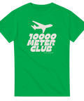Vitt flygplan och text "10000 METER CLUB" på grön t-shirt.
