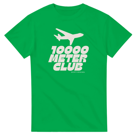 Vitt flygplan och text "10000 METER CLUB" på grön t-shirt.