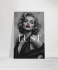 Svartvit poster med kvinna i retrostil, röda läppar, "LUST" text.