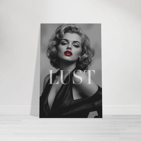 Svartvit poster med kvinna i retrostil, röda läppar, "LUST" text.