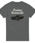 Pontiac Bonneville 1967-70, svart muskelbil, text "Pontiac Bonneville" på grå T-shirt.