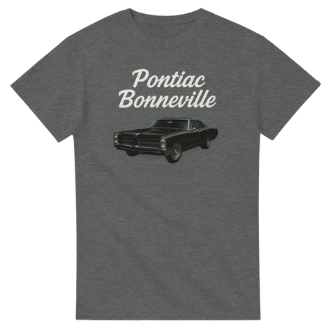 Pontiac Bonneville 1967-70, svart muskelbil, text "Pontiac Bonneville" på grå T-shirt.