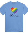 Regnbågsfärgat hjärta med penseldrag och text "Pride" i svart kursiv stil på ljusblå t-shirt.