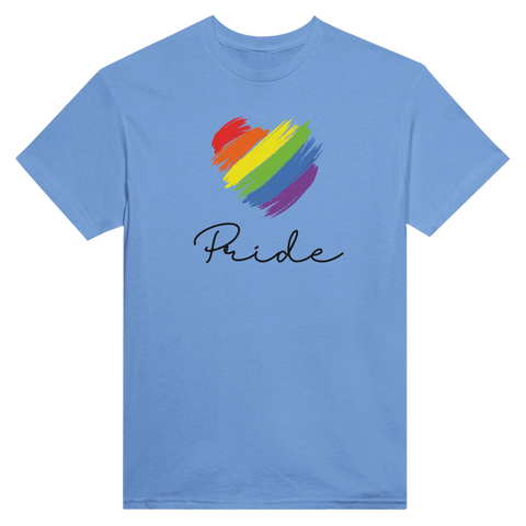 Regnbågsfärgat hjärta med penseldrag och text "Pride" i svart kursiv stil på ljusblå t-shirt.