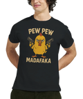Tecknad gul kyckling med pistoler och text "PEW PEW MADAFKA" på svart t-shirt.